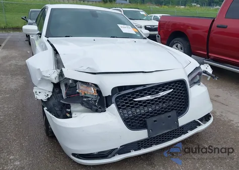 2019 Chrysler 300 300S z USA, uszkodzony, nr VIN 2C3CCABG3KH601040
